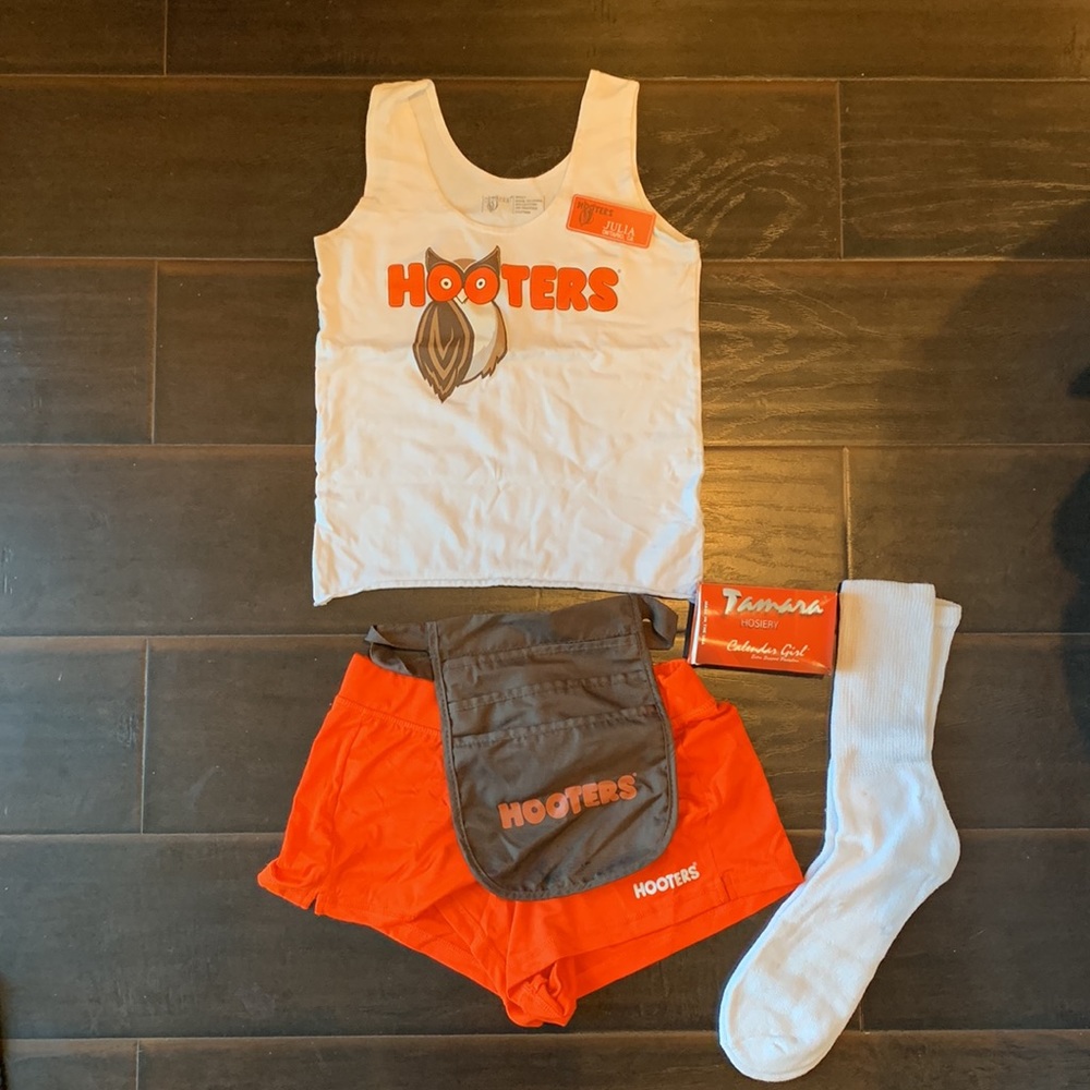 Hooters girl 🦉🧡